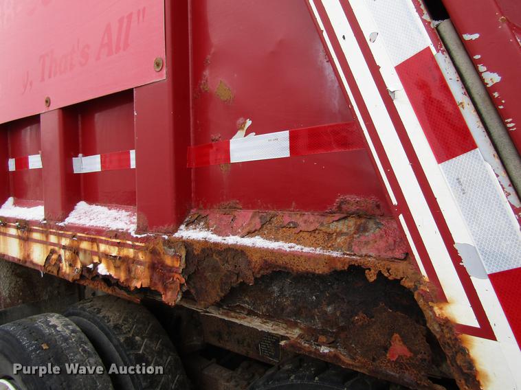 image for item EU9570 2001 International 4900 refuse truck