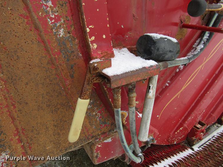 image for item EU9570 2001 International 4900 refuse truck