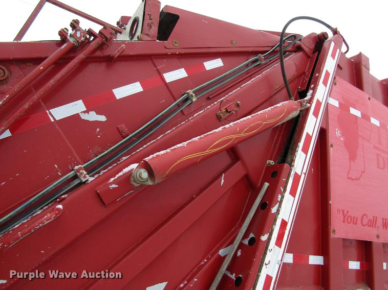 image for item EU9570 2001 International 4900 refuse truck