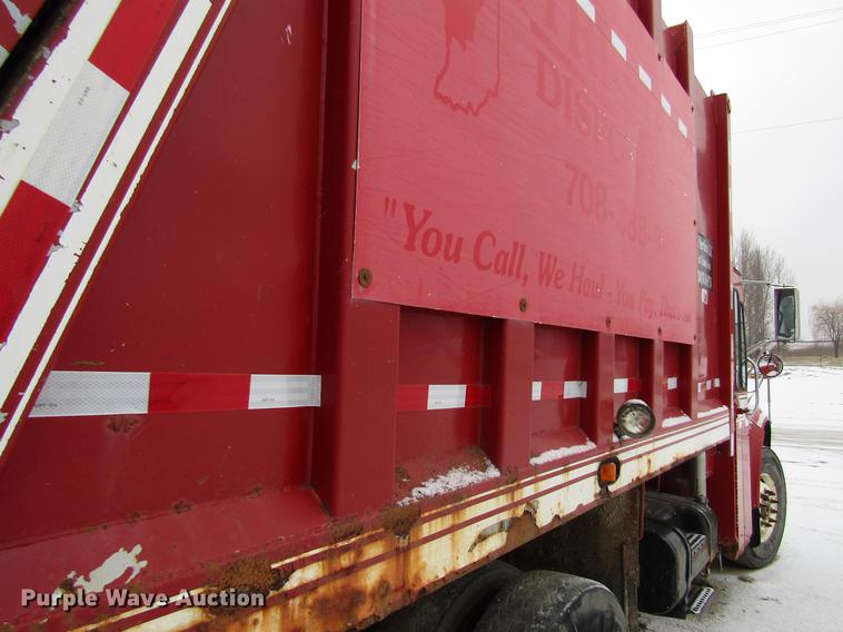 image for item EU9570 2001 International 4900 refuse truck