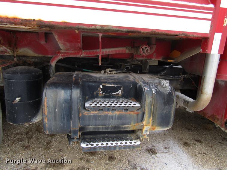 image for item EU9570 2001 International 4900 refuse truck