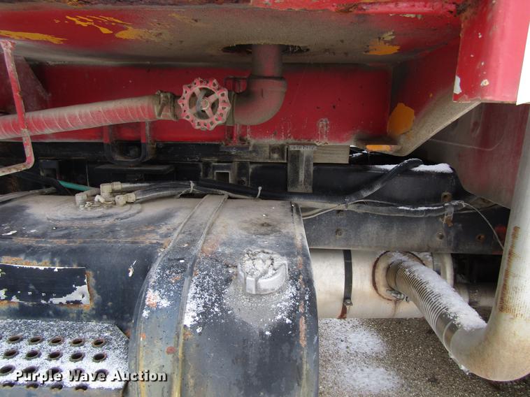 image for item EU9570 2001 International 4900 refuse truck