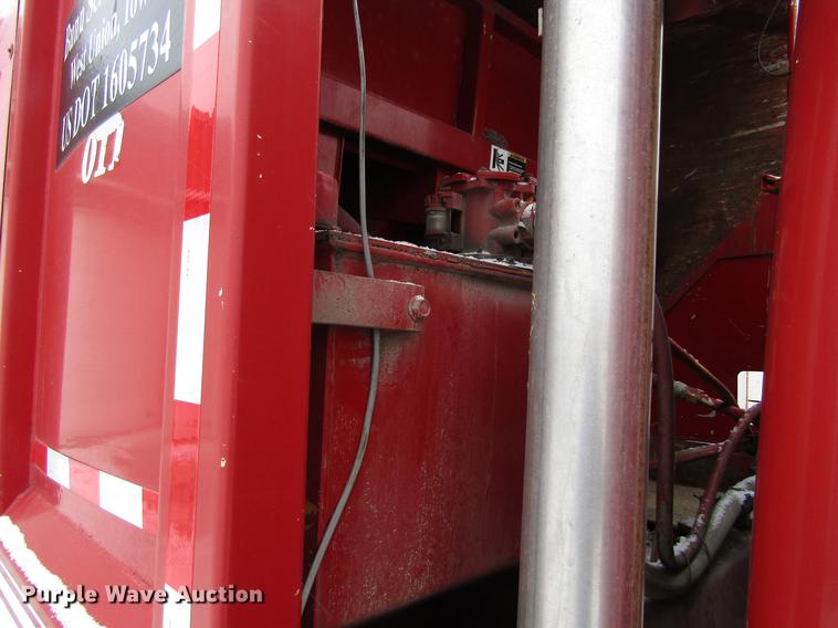 image for item EU9570 2001 International 4900 refuse truck