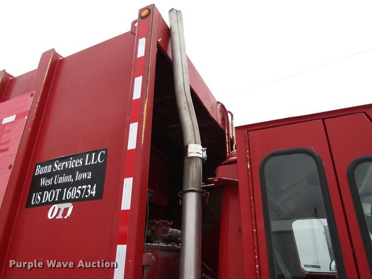 image for item EU9570 2001 International 4900 refuse truck