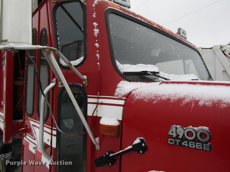 image for item EU9570 2001 International 4900 refuse truck