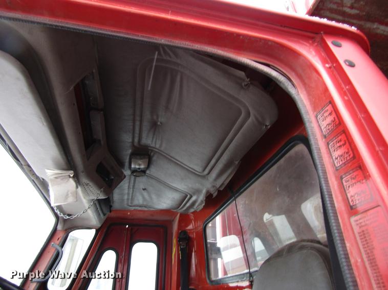 image for item EU9570 2001 International 4900 refuse truck