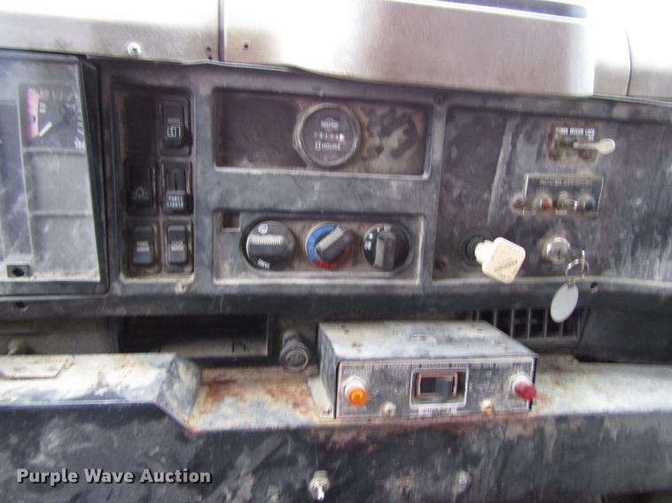 image for item EU9570 2001 International 4900 refuse truck