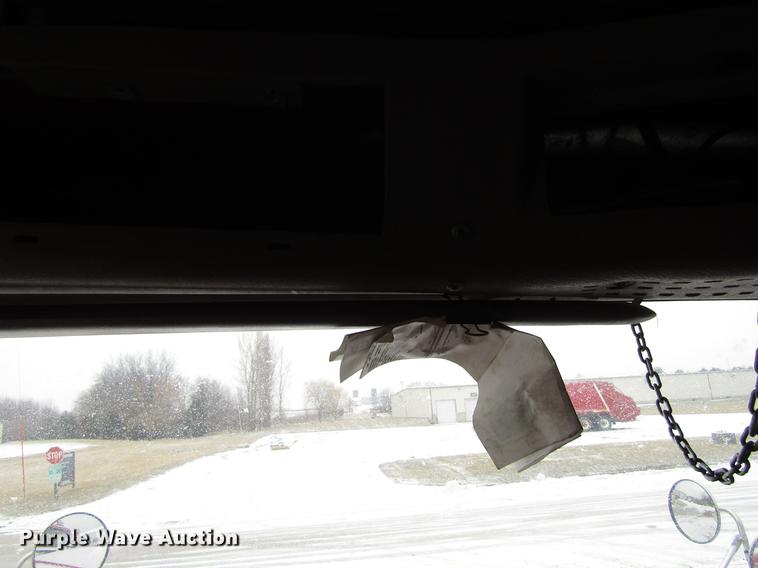 image for item EU9570 2001 International 4900 refuse truck