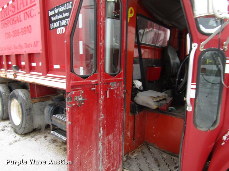 image for item EU9570 2001 International 4900 refuse truck