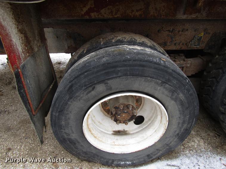 image for item EU9570 2001 International 4900 refuse truck