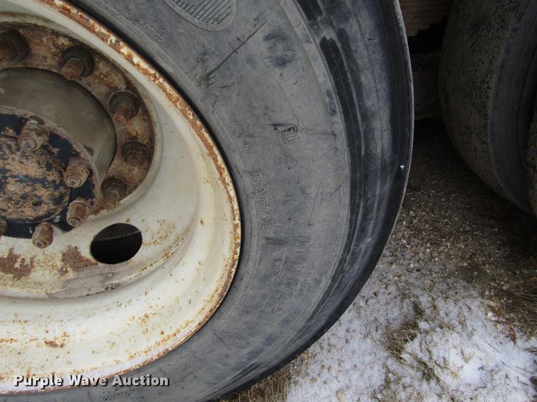 image for item EU9570 2001 International 4900 refuse truck