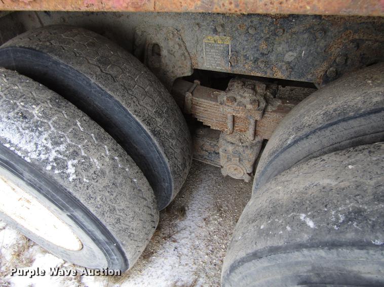 image for item EU9570 2001 International 4900 refuse truck