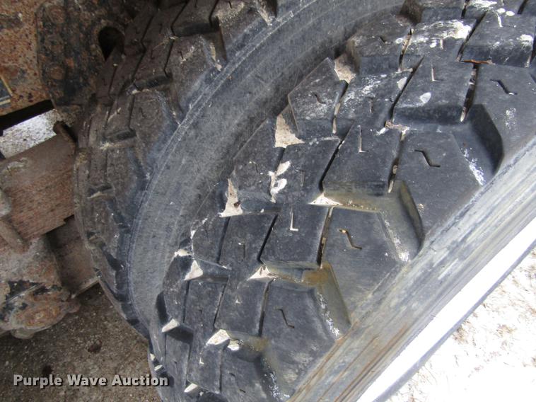 image for item EU9570 2001 International 4900 refuse truck