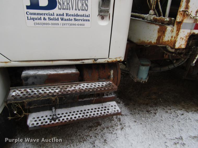 image for item EU9571 1993 International 4900 refuse truck