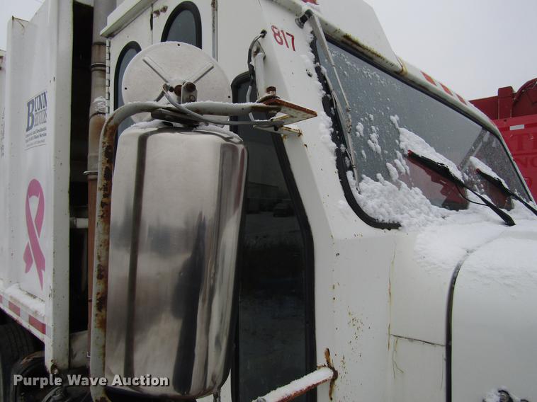 image for item EU9571 1993 International 4900 refuse truck