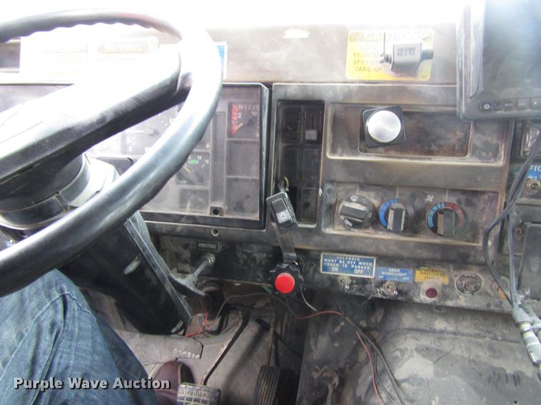 image for item EU9571 1993 International 4900 refuse truck