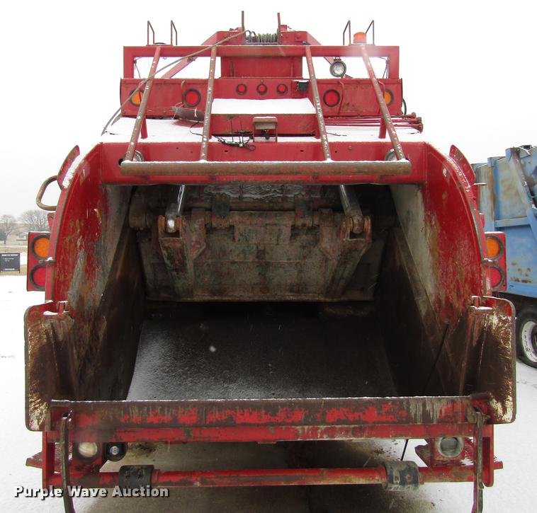 image for item EU9572 2000 International 4900 refuse truck