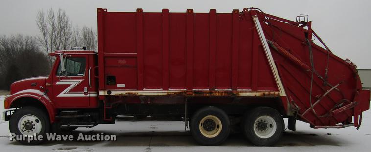 image for item EU9572 2000 International 4900 refuse truck