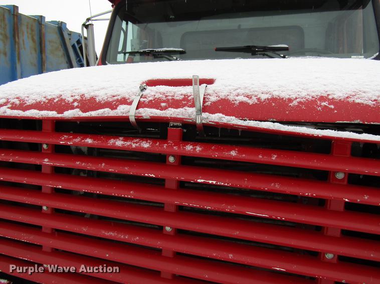 image for item EU9572 2000 International 4900 refuse truck