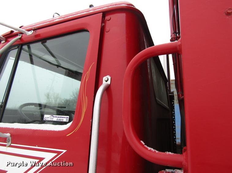 image for item EU9572 2000 International 4900 refuse truck