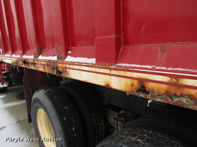 image for item EU9572 2000 International 4900 refuse truck