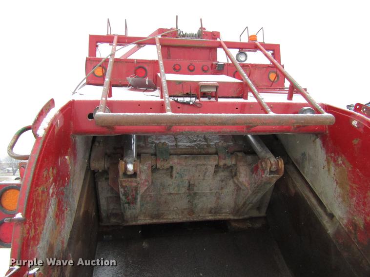 image for item EU9572 2000 International 4900 refuse truck