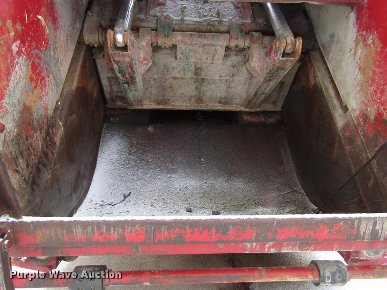 image for item EU9572 2000 International 4900 refuse truck