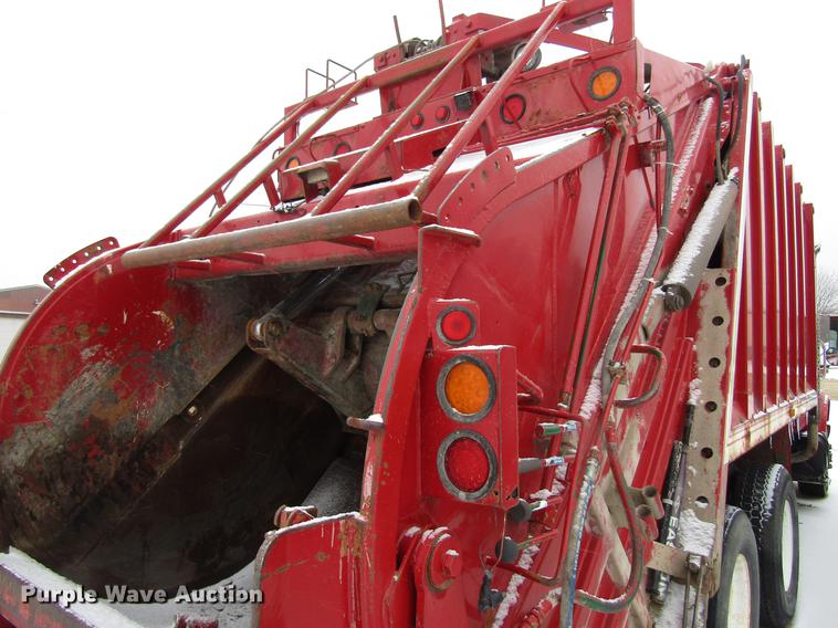 image for item EU9572 2000 International 4900 refuse truck