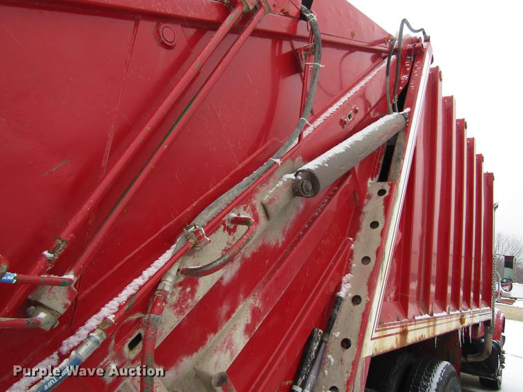 image for item EU9572 2000 International 4900 refuse truck