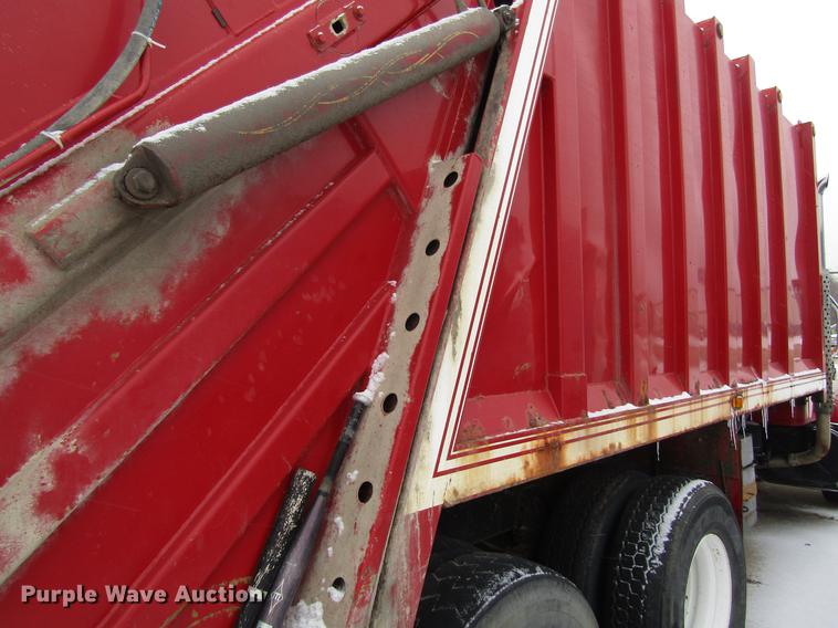 image for item EU9572 2000 International 4900 refuse truck