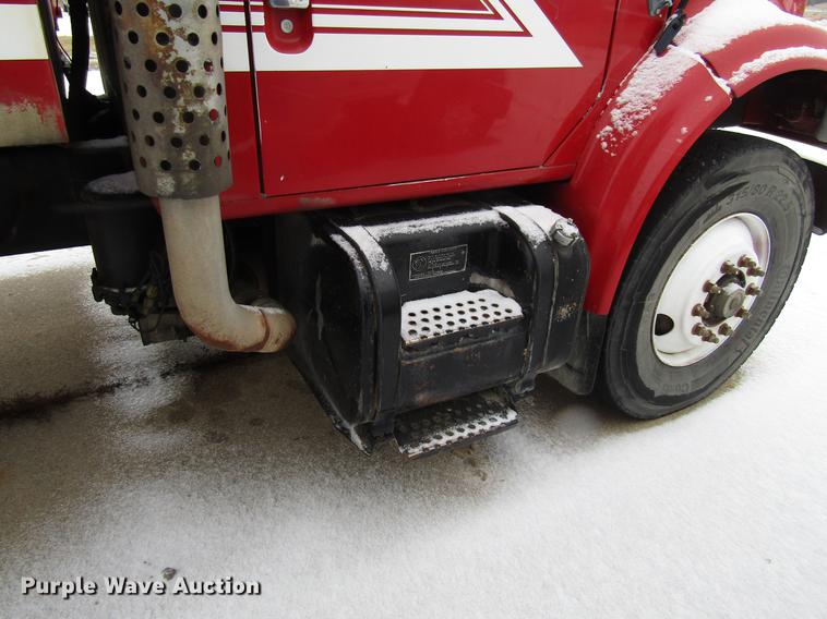 image for item EU9572 2000 International 4900 refuse truck