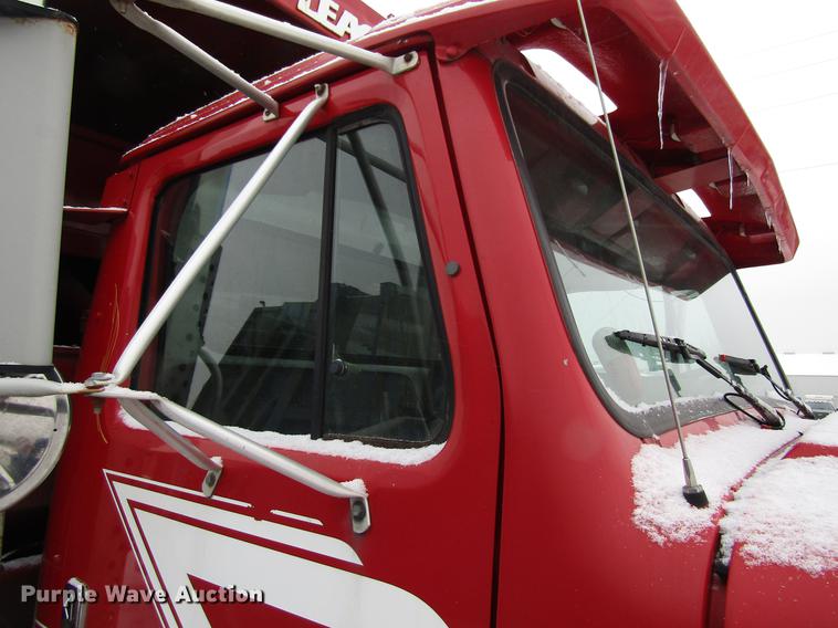 image for item EU9572 2000 International 4900 refuse truck