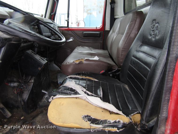 image for item EU9572 2000 International 4900 refuse truck