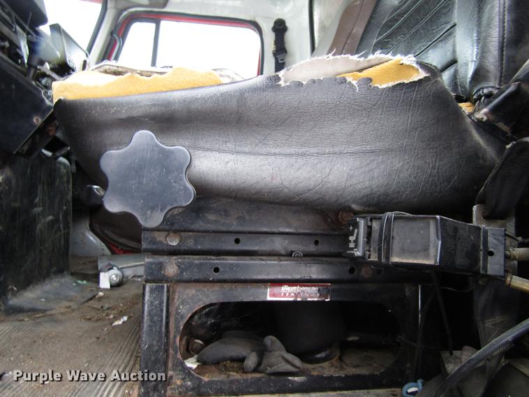 image for item EU9572 2000 International 4900 refuse truck