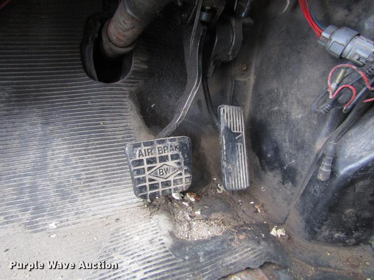 image for item EU9572 2000 International 4900 refuse truck