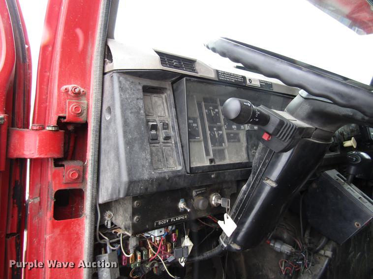 image for item EU9572 2000 International 4900 refuse truck