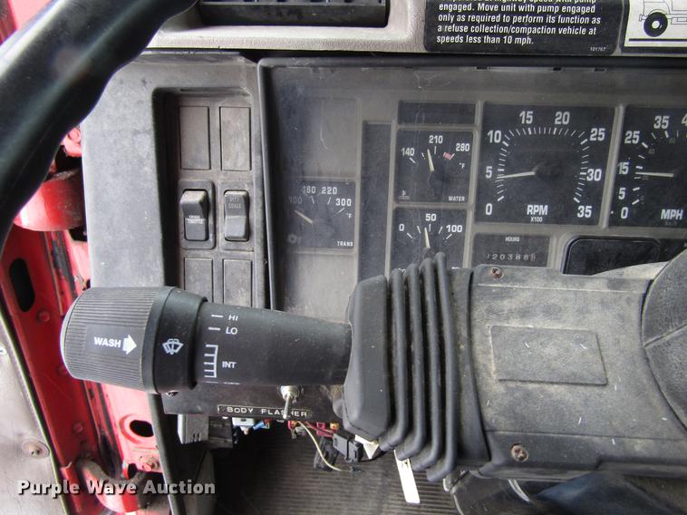 image for item EU9572 2000 International 4900 refuse truck