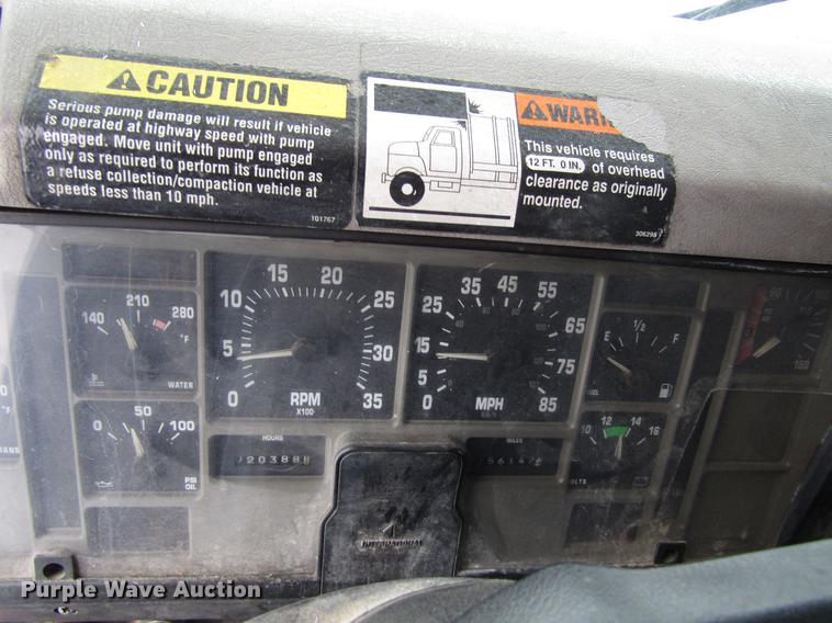 image for item EU9572 2000 International 4900 refuse truck