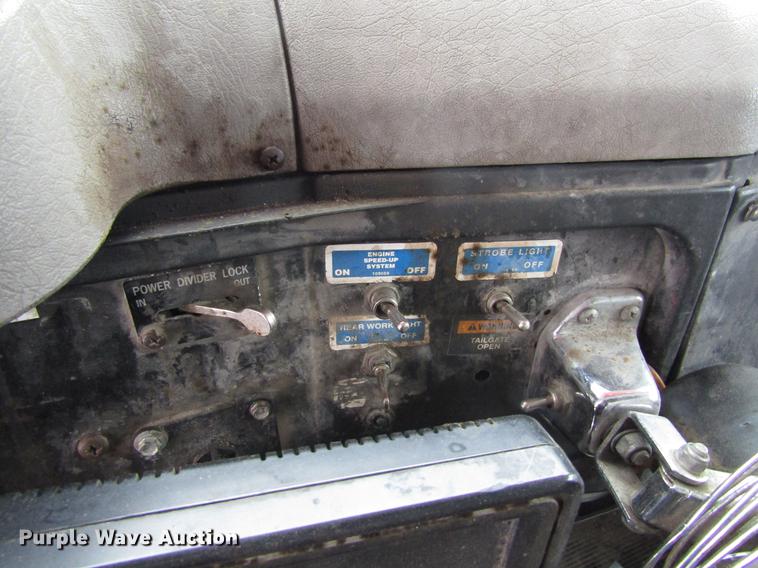 image for item EU9572 2000 International 4900 refuse truck