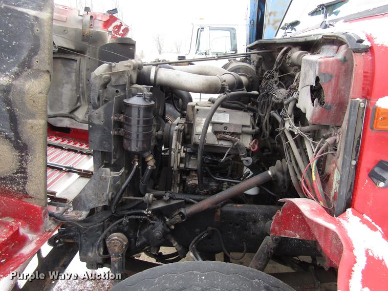 image for item EU9572 2000 International 4900 refuse truck