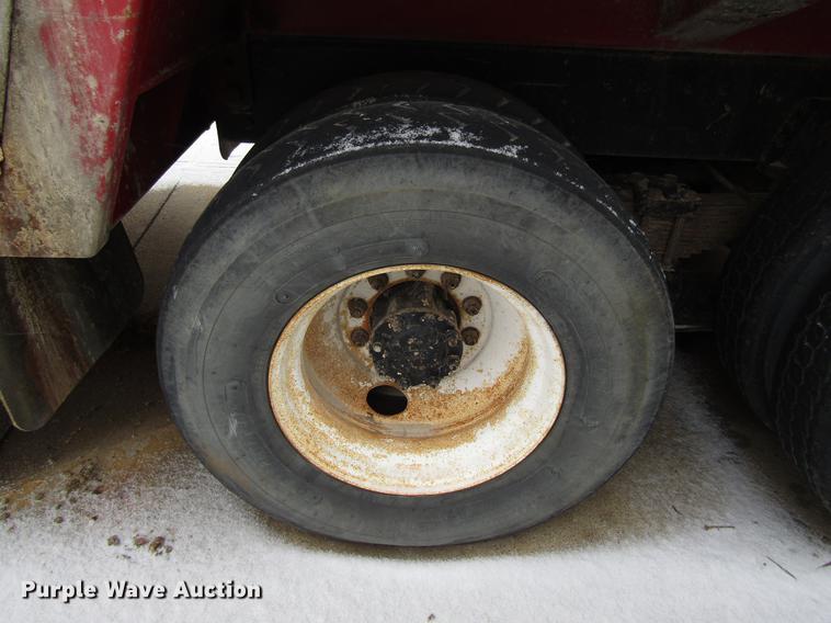 image for item EU9572 2000 International 4900 refuse truck