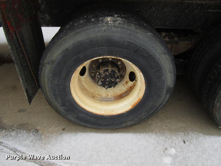 image for item EU9572 2000 International 4900 refuse truck