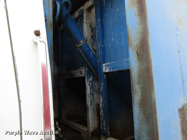 image for item EU9573 1989 Ford LN8000 refuse truck