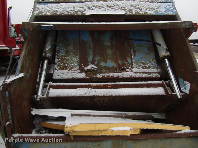 image for item EU9573 1989 Ford LN8000 refuse truck