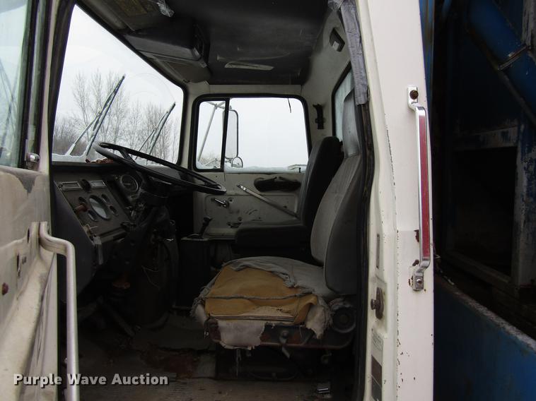 image for item EU9573 1989 Ford LN8000 refuse truck