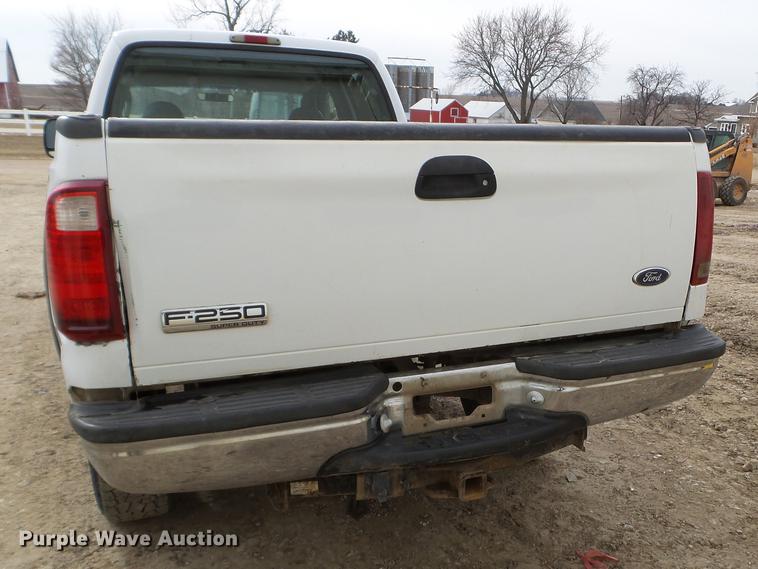 image for item EW9886 2004 Ford F350 Super Duty Crew Cab pickup truck