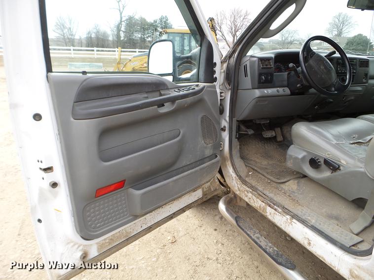 image for item EW9886 2004 Ford F350 Super Duty Crew Cab pickup truck