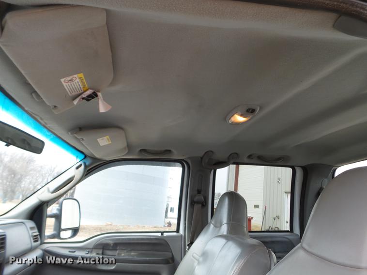 image for item EW9886 2004 Ford F350 Super Duty Crew Cab pickup truck