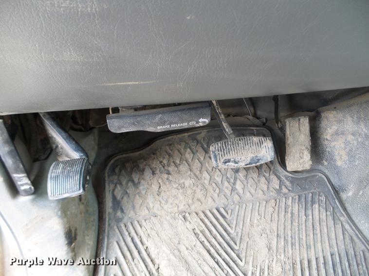 image for item EW9886 2004 Ford F350 Super Duty Crew Cab pickup truck