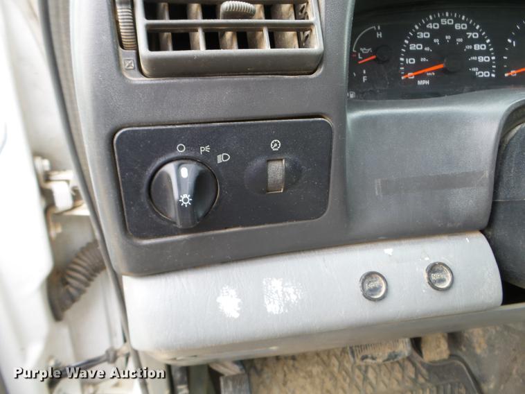 image for item EW9886 2004 Ford F350 Super Duty Crew Cab pickup truck